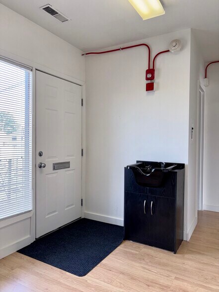 More Photos Of 381 N York Rd, Elmhurst Storefront Retail Office For Lease
