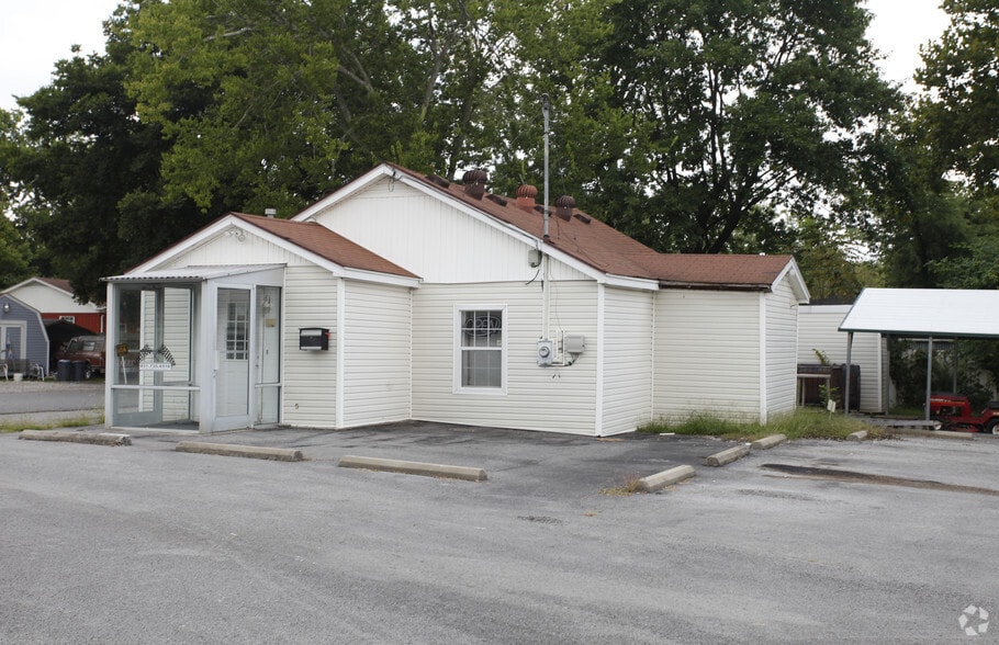 Primary Photo Of 901 N Depot St, Shelbyville Freestanding For Lease