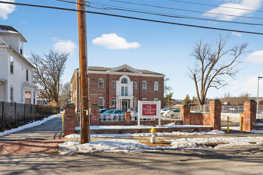 More Photos Of 61 Crown St, Kingston Office For Lease