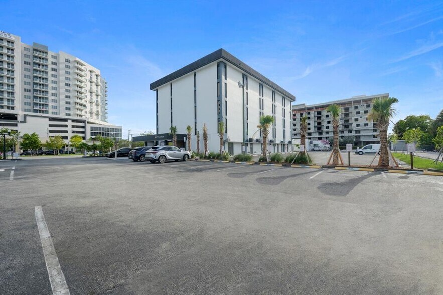 More Photos Of 2131 Hollywood Blvd, Hollywood Office Residential For Lease