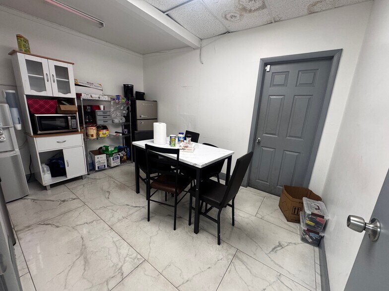 More Photos Of 19001 NW 2nd Ave, Miami Auto Dealership For Lease