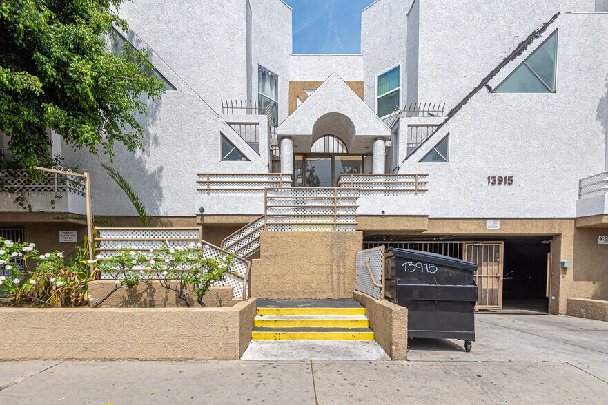 More Photos Of 13915 Sherman Way, Van Nuys Apartments For Sale