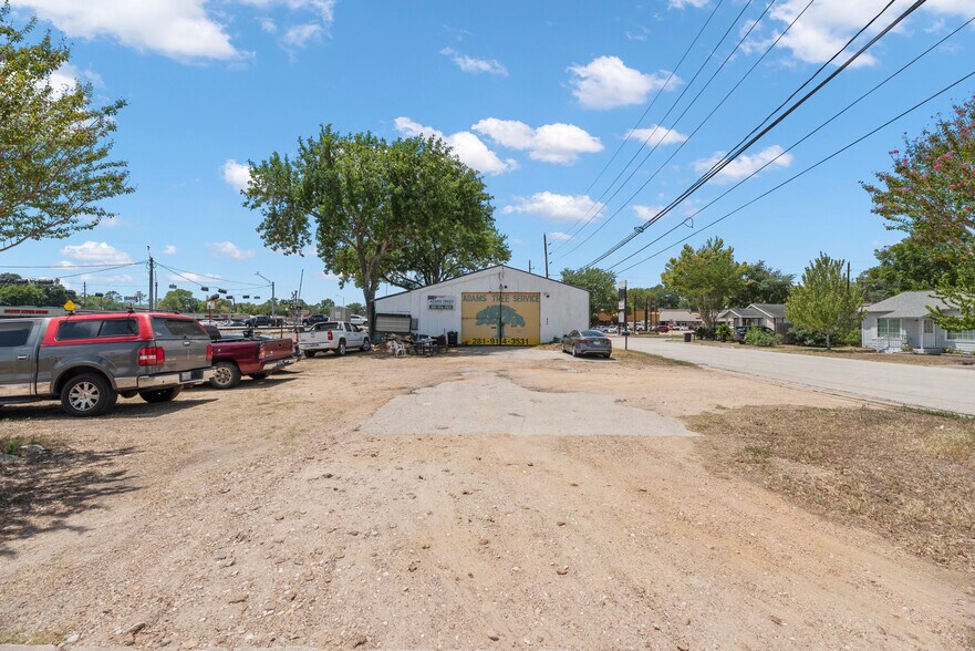 More Photos Of 800 Avenue D, Katy Warehouse For Sale