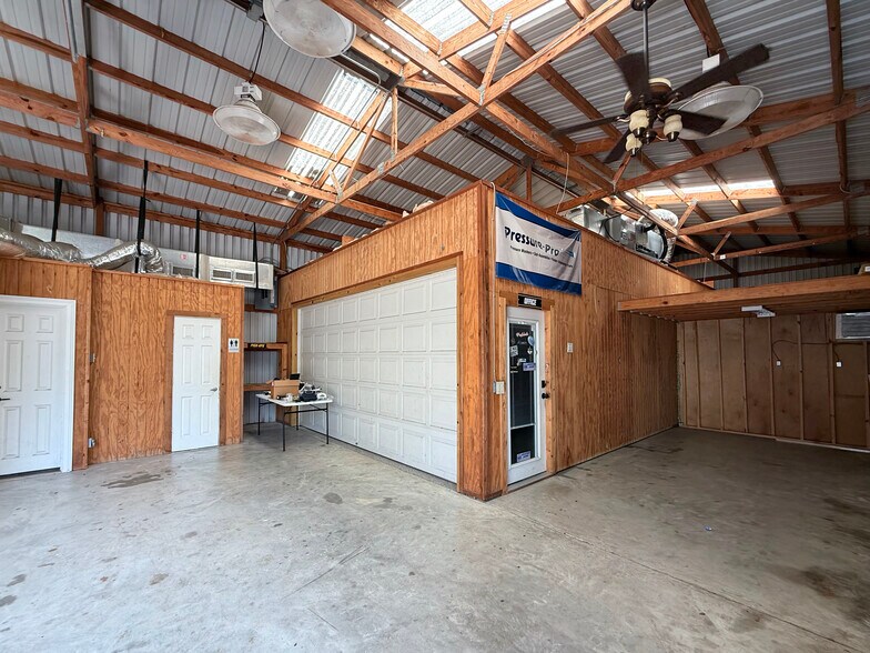 More Photos Of 1115 Chateau Woods Parkway Dr, Conroe Light Manufacturing For Lease