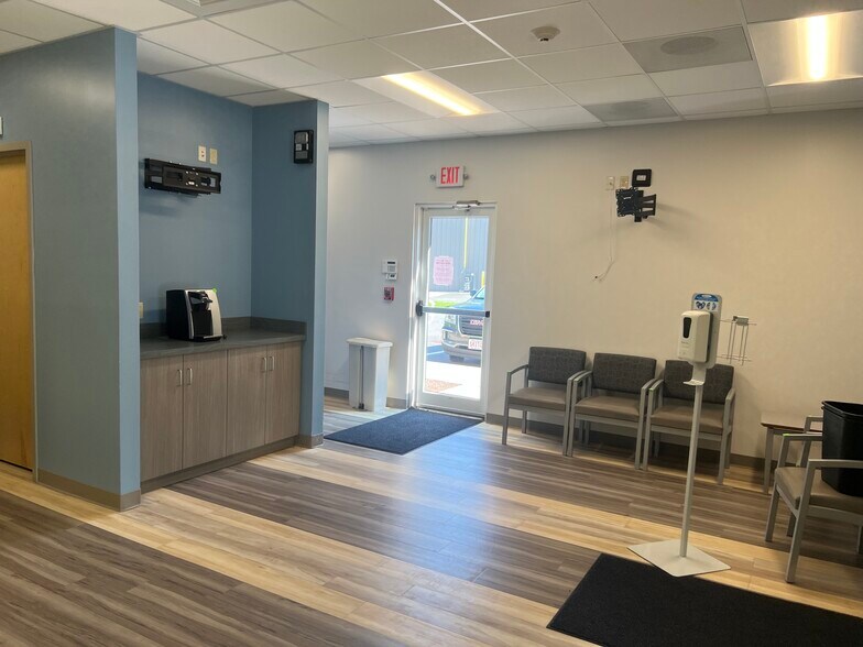 More Photos Of 241 S Westfield St, Agawam Freestanding For Lease