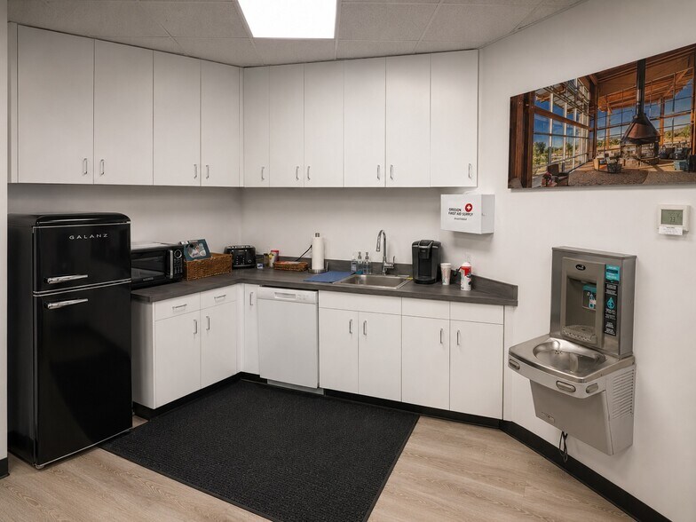 More Photos Of 1004 SW Emkay Dr, Bend Flex For Sale