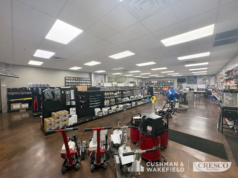 More Photos Of 7941-7951 Granger Rd, Valley View Service For Lease