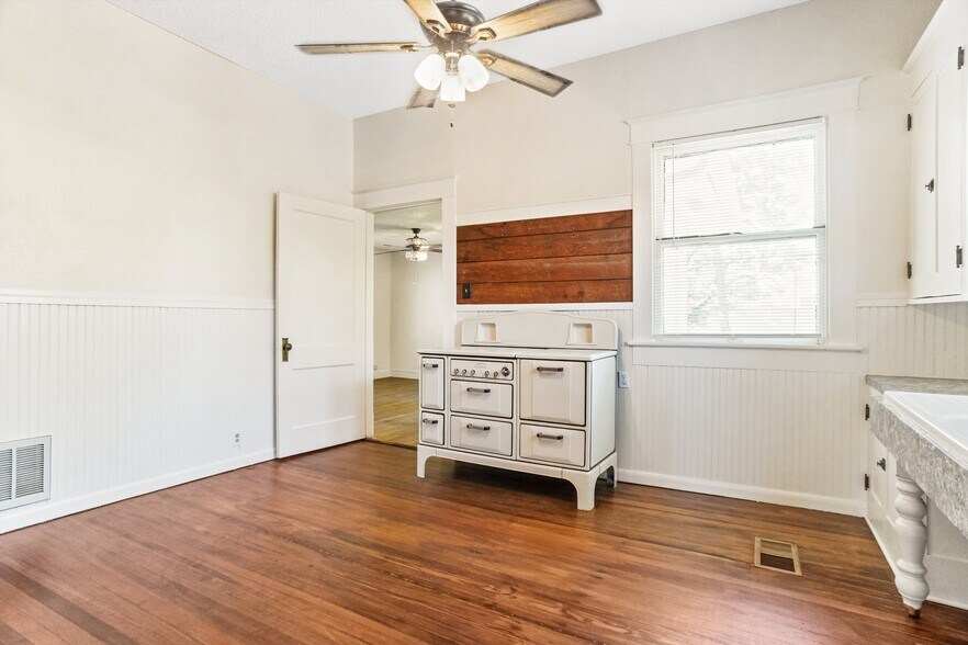 More Photos Of 1116 Lamar Ave, Paris Office For Sale