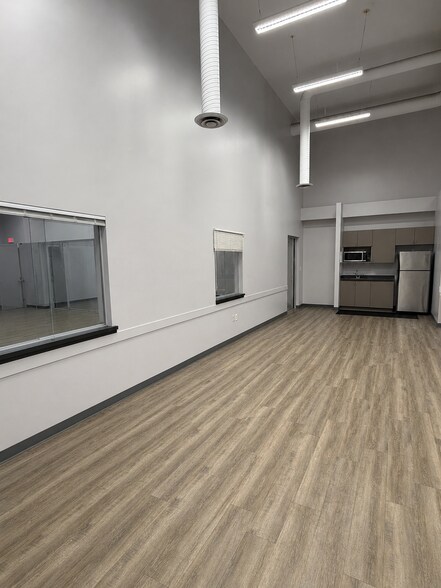 More Photos Of 401 E Amherst St, Buffalo Light Distribution For Lease