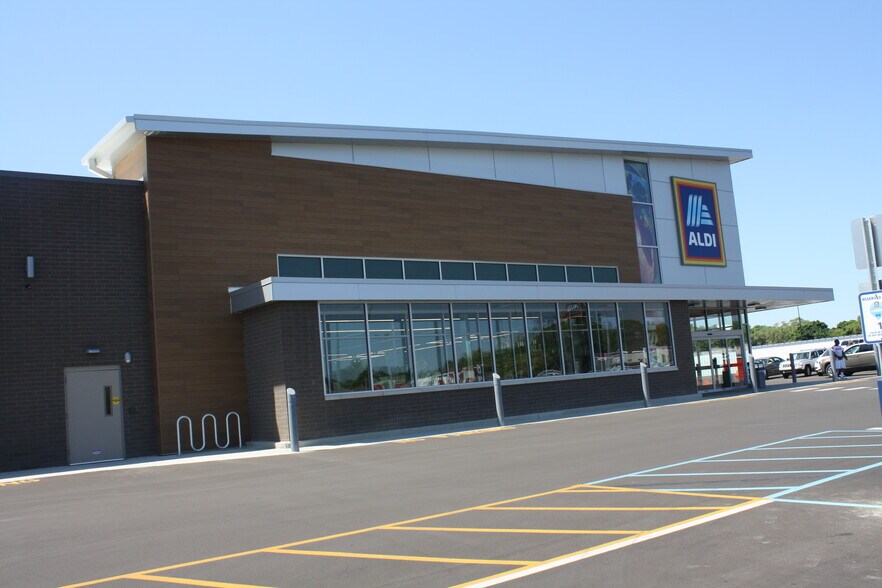 More Photos Of 3021-3039 E Michigan Ave, Jackson Freestanding For Sale