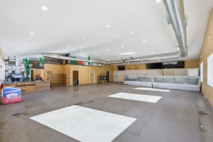 More Photos Of 365 Main St, Sturbridge Storefront For Lease