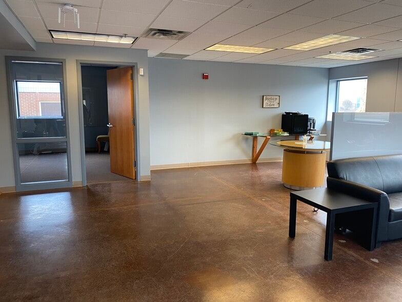 More Photos Of 2597-2599 N Cleveland Ave, Roseville Showroom For Sale