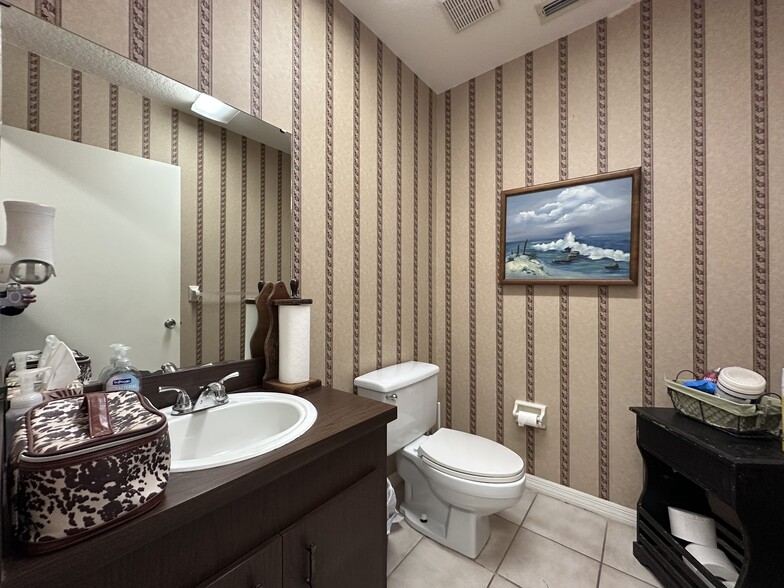 More Photos Of 2000 E Edgewood Dr, Lakeland Office For Lease