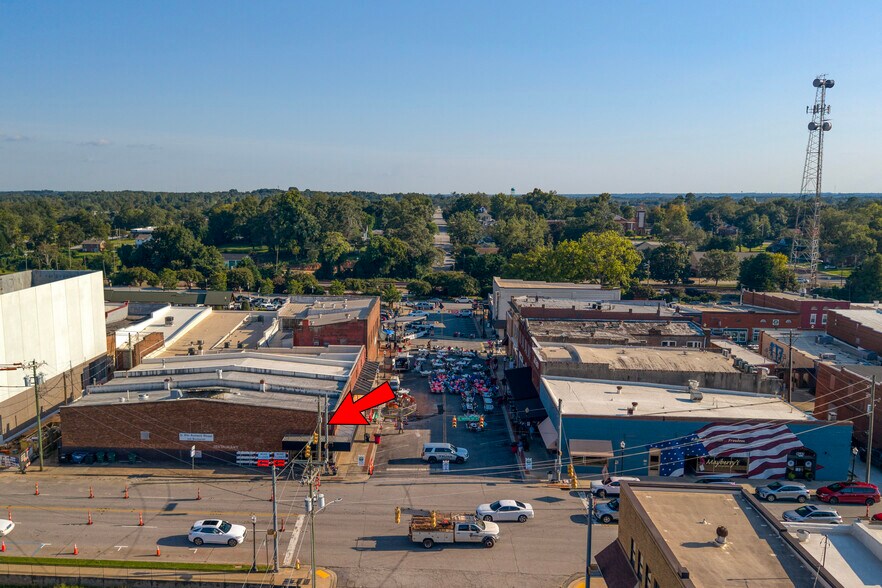 More Photos Of 124 N Townville St, Seneca Storefront For Sale