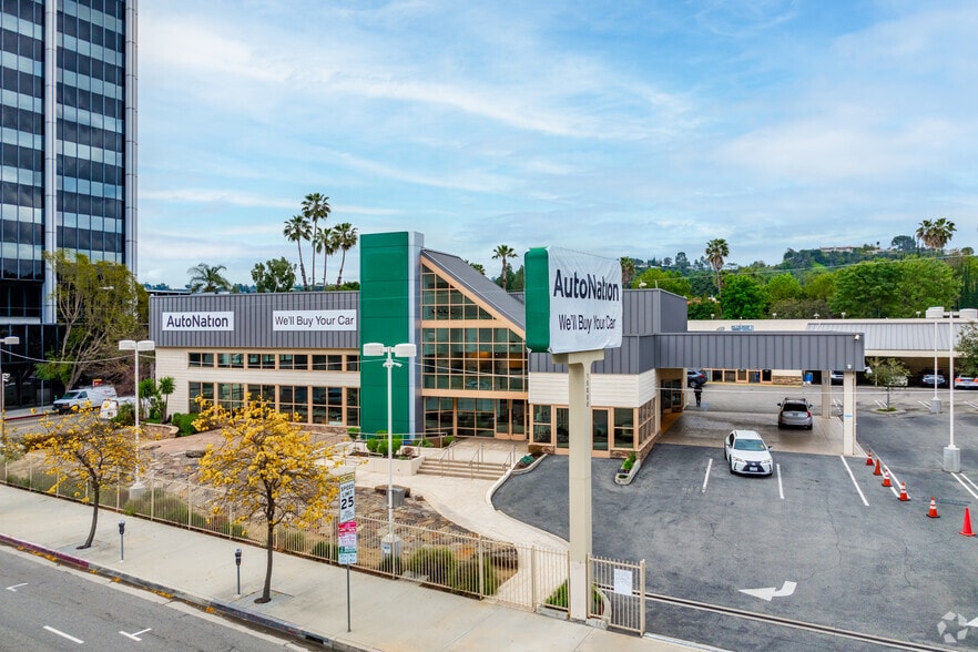 More Photos Of 15800 Ventura Blvd, Encino Auto Dealership For Lease