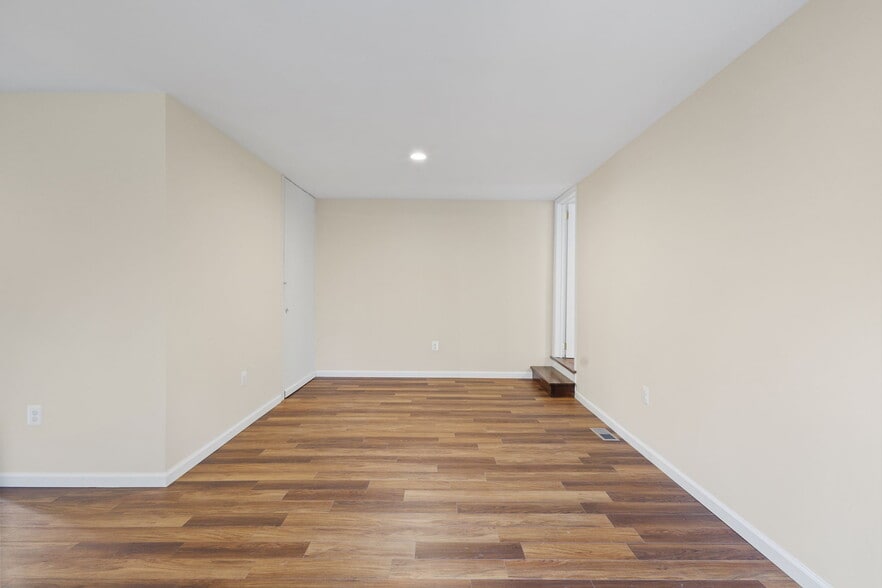 More Photos Of 8519 Chestnut Ave, Bowie Storefront For Sale