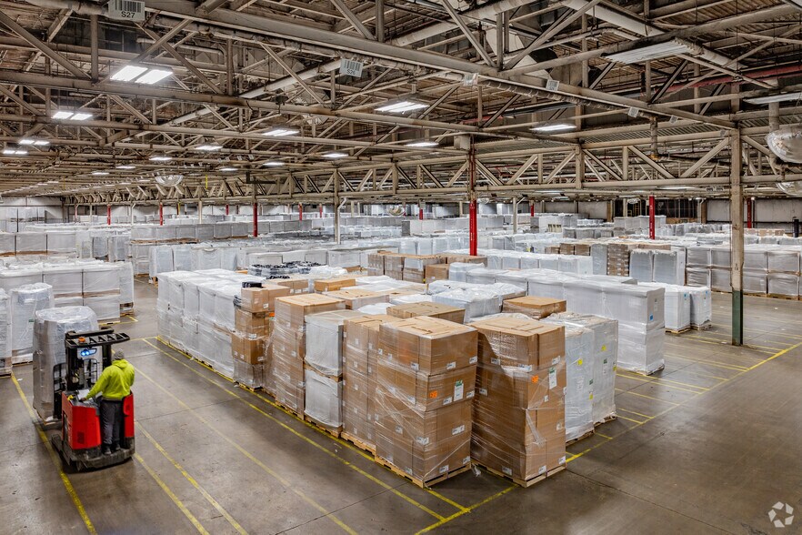 More Photos Of 1400 Lowell St, Elyria Manufacturing For Lease