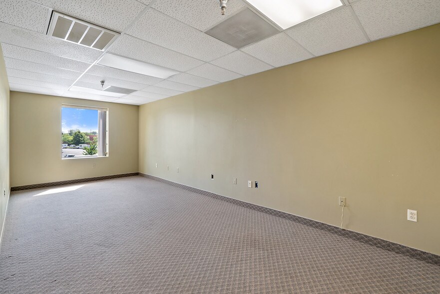 More Photos Of 14325 Willard Rd, Chantilly Office For Lease