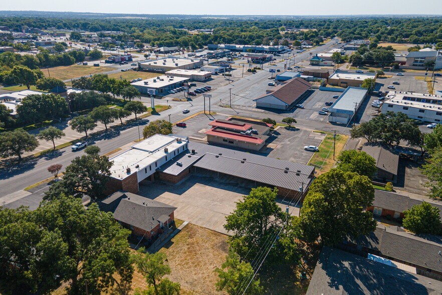 More Photos Of 207 N Ridgeway Dr, Cleburne Office For Sale