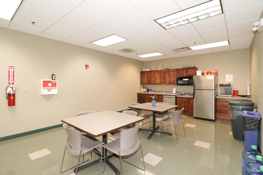 More Photos Of 160 Cedar Pointe Dr, Mooresville Flex For Sale