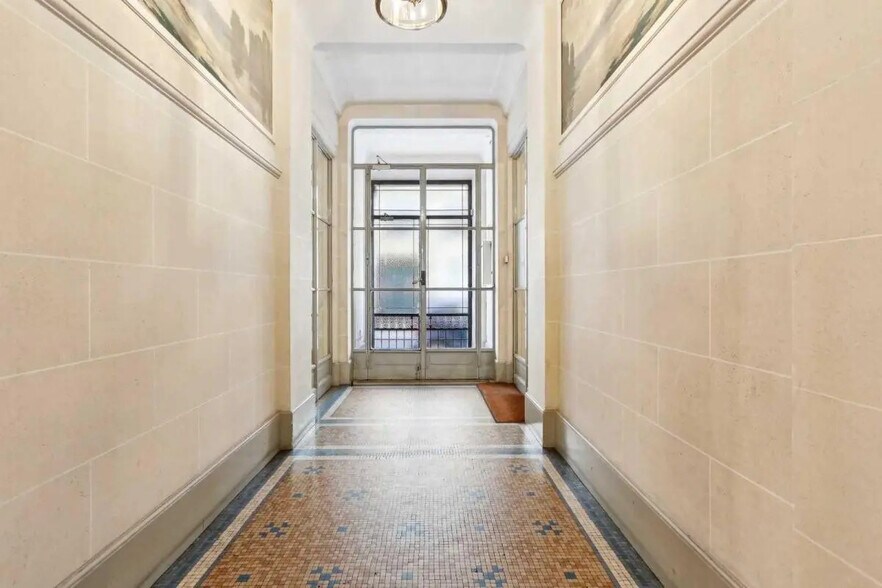 More Photos Of 9 Rue De Vézelay, Paris Office For Sale
