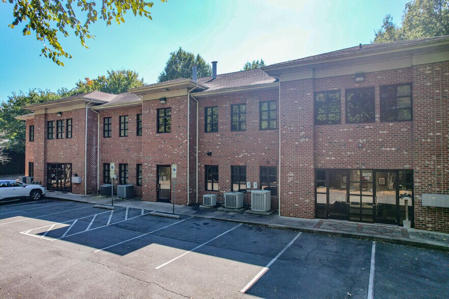 More Photos Of 5500 W Friendly Ave, Greensboro Medical For Lease