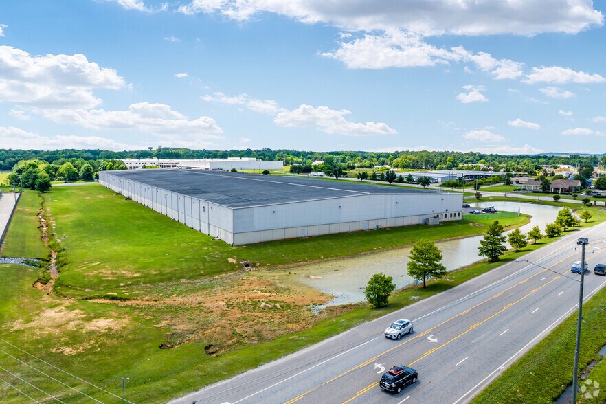 More Photos Of 41 N Industrial Dr, Calera Distribution For Lease