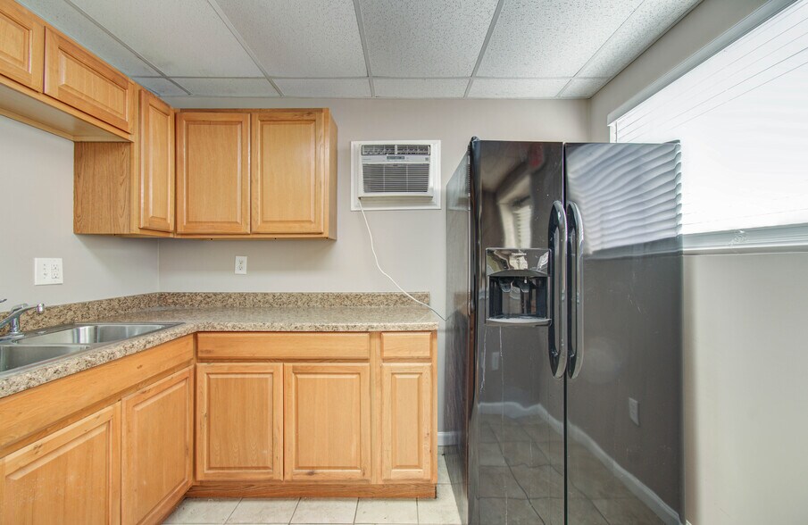 More Photos Of 5747 Northdale St, Houston Industrial For Lease