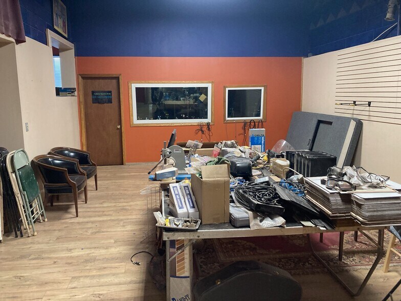 More Photos Of 9700-9710 S Humboldt Ave, Bloomington Warehouse For Lease
