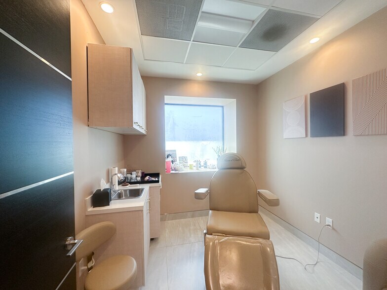 More Photos Of 7225 Melrose Ave, Los Angeles Medical For Lease