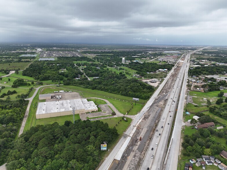 More Photos Of 3001 Gulf Fwy, La Marque Distribution For Sale