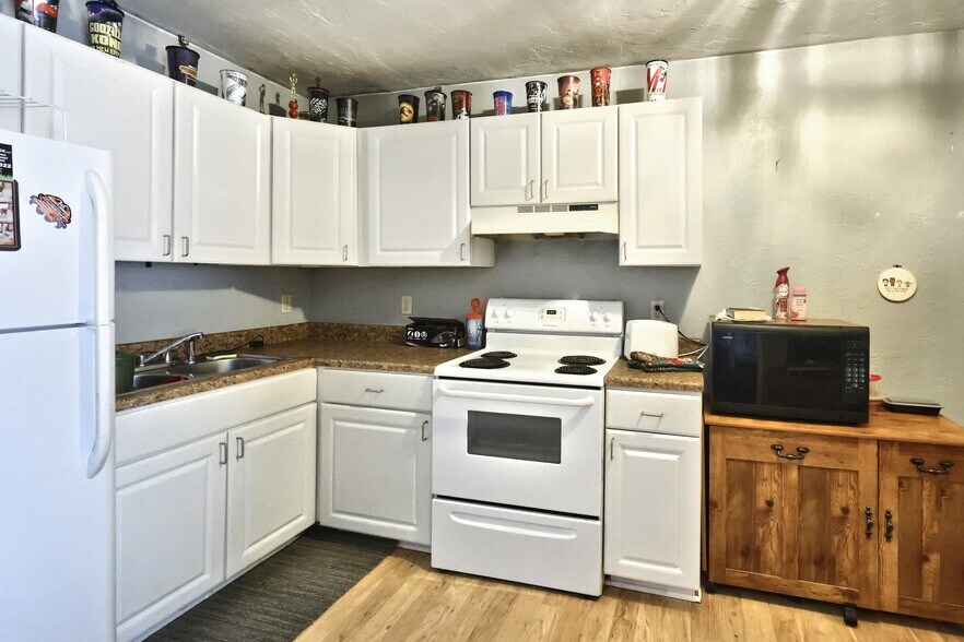 More Photos Of 1 Cherry St, Seven Valleys General Retail For Sale