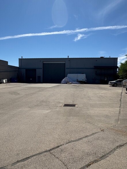 More Photos Of 4106-4112 S Commerce Dr, Murray Light Manufacturing For Lease