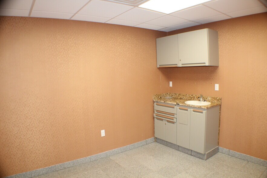 More Photos Of 1637 N Eastman Rd, Kingsport Office For Lease