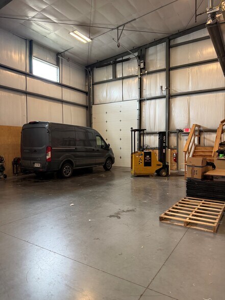 More Photos Of 2139 Magnum Cir, Lincoln Warehouse For Lease