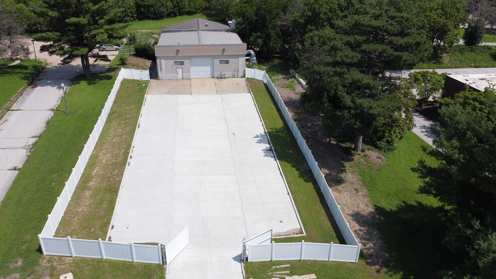 Primary Photo Of 3839 Delaware Ave, Des Moines Service For Lease