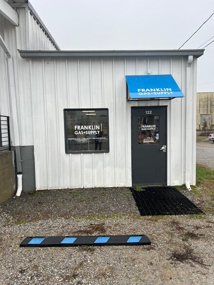 More Photos Of 120 Confederate Dr, Franklin Manufacturing For Sale