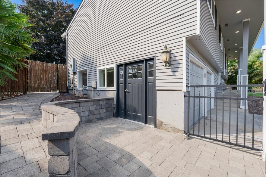 More Photos Of 2706 SE Spruce St, Hillsboro Healthcare For Sale