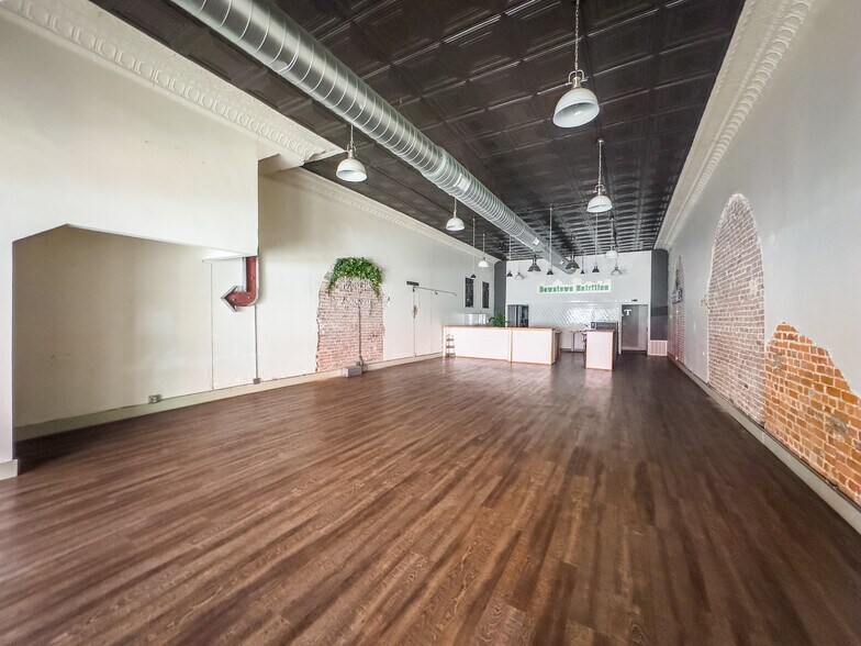 More Photos Of 122 E Choctaw Ave, Mcalester General Retail For Lease