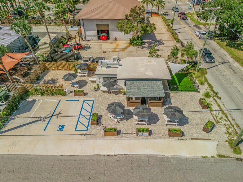 More Photos Of 218 N Orange St, New Smyrna Beach Freestanding For Sale