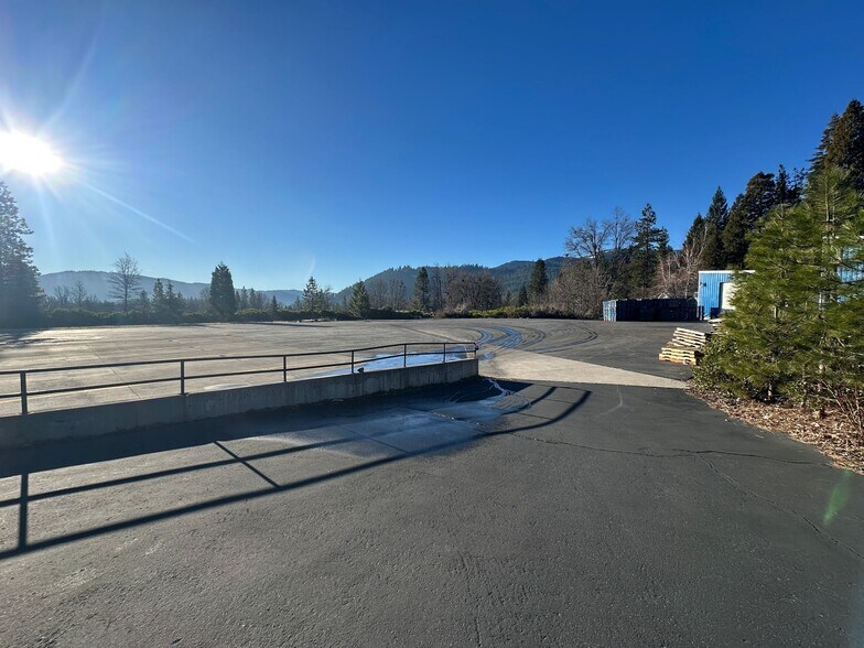 More Photos Of 4015 S Old Stage Rd, Mount Shasta Distribution For Lease