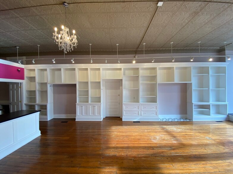 More Photos Of 209-211 N Limestone, Lexington Storefront Retail Residential For Sale