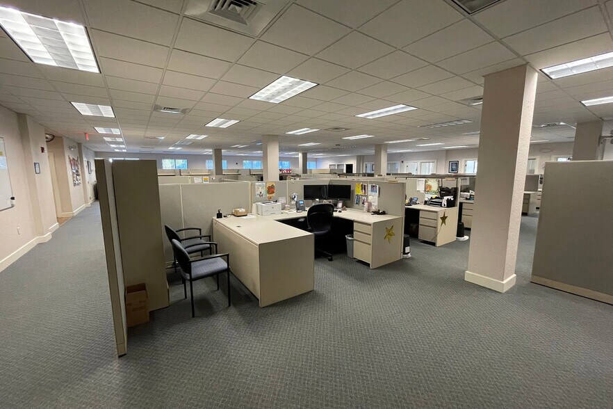 More Photos Of 2310 Commerce Point Dr, Lakeland Unknown For Lease