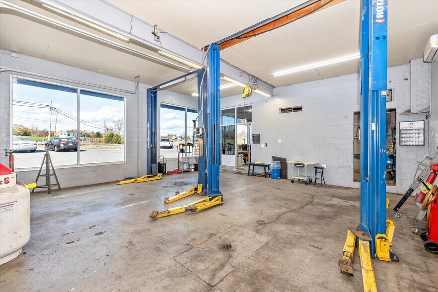 More Photos Of 9827 Hansonville Rd, Frederick Auto Repair For Sale