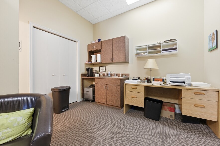 More Photos Of 17407 Bridge Hill Ct, Tampa Medical For Sale