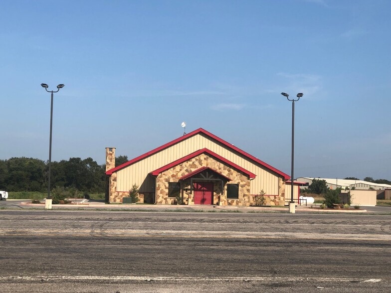 More Photos Of 13787 S Highway 281, Santo Restaurant For Lease