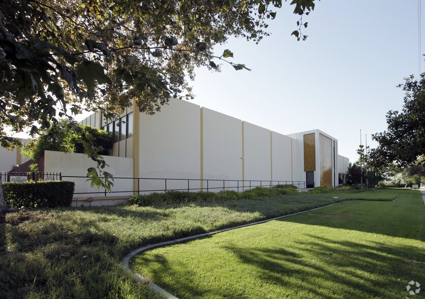 Primary Photo Of 222 N Vincent Ave, West Covina Warehouse For Lease