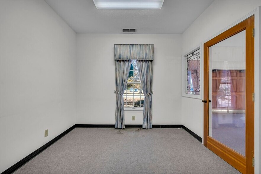 More Photos Of 2403 5th St N, Columbus Medical For Lease