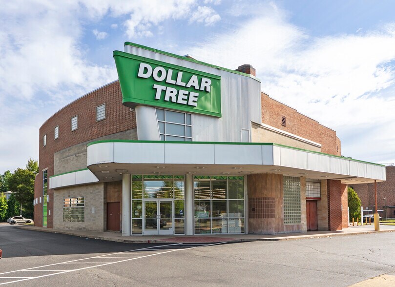 More Photos Of 940 Quaker Ln, West Hartford Freestanding For Sale