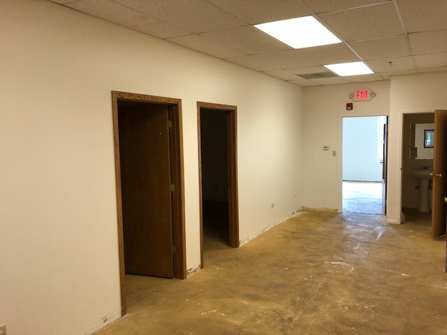 More Photos Of 91 N Lively Blvd, Elk Grove Village Manufacturing For Sale